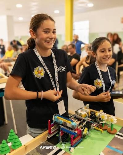 Participants mostrant el seu robot de competició al taulell de l'Apertix a FEDAC Sant Narcís