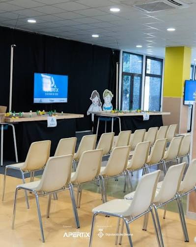 Espai i taulells de joc preparats per a les partides de la competició Apertix