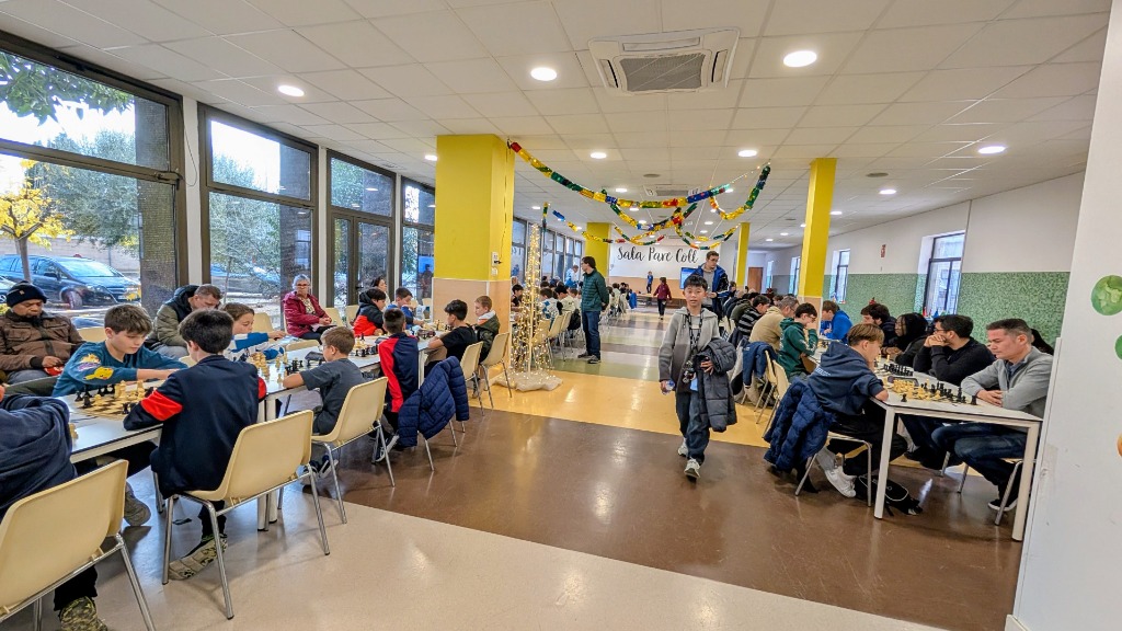 Vista general de la Sala Pare Coll amb tots els participants disputant les partides del Torneig d'Escacs