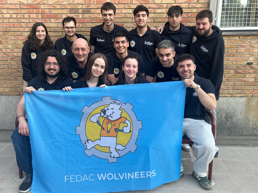 Foto de grup oficial de l'Equip Sèniors dels FEDAC Wolvineers amb la bandera de l'equip