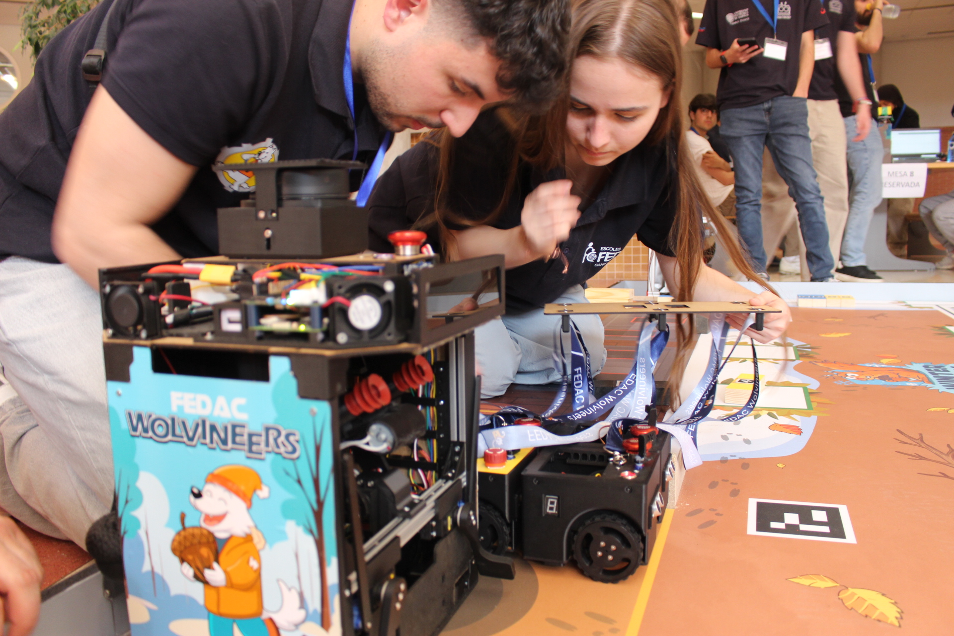 Estudiants dels FEDAC Wolvineers preparant el robot autònom a la pista de competició