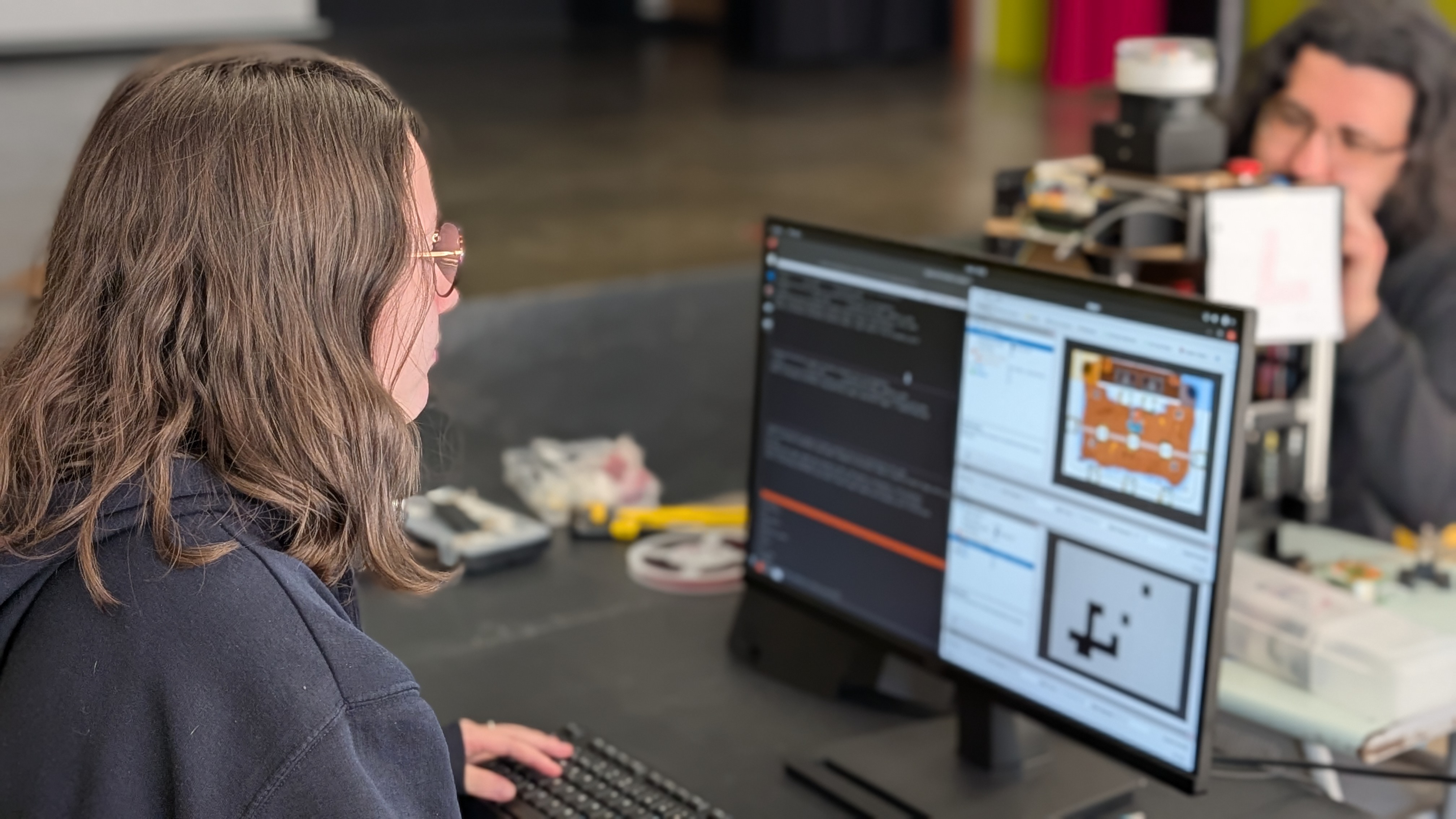 Membres dels FEDAC Wolvineers al laboratori programant i simulant el comportament del robot